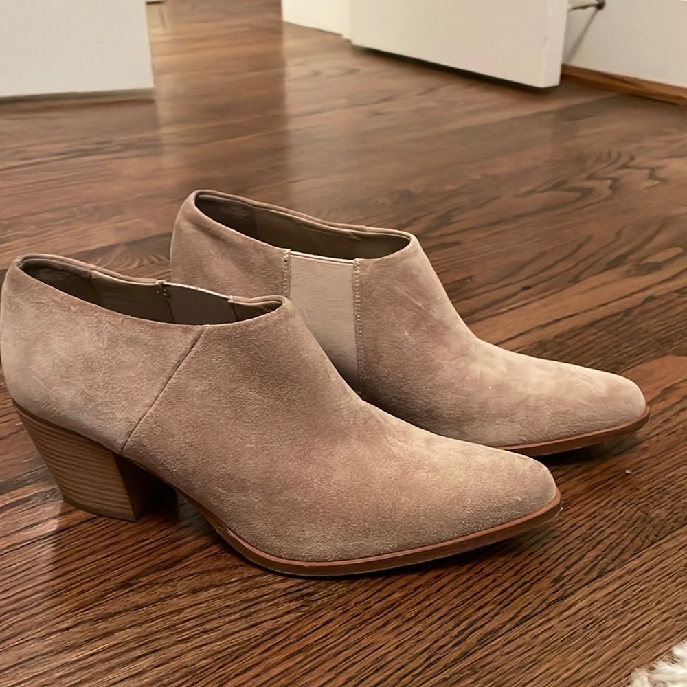 Short suede boots